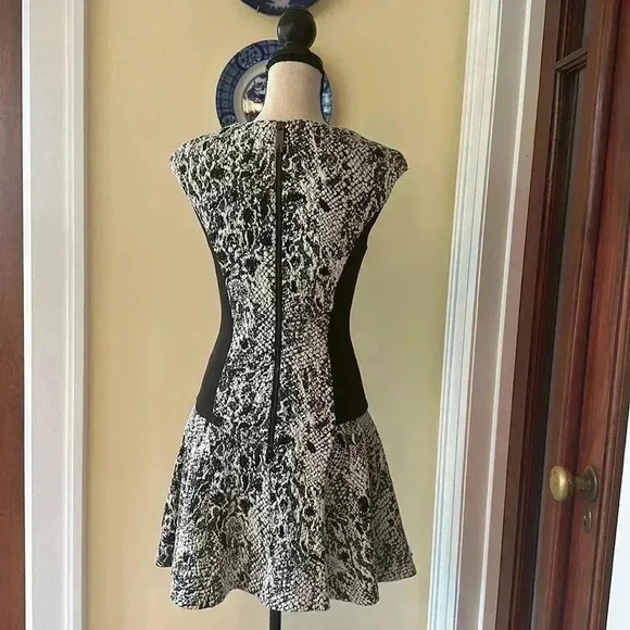 Ted Baker London | Liri Cap-Sleeve Combo Dress, Black - Picture 6 of 8